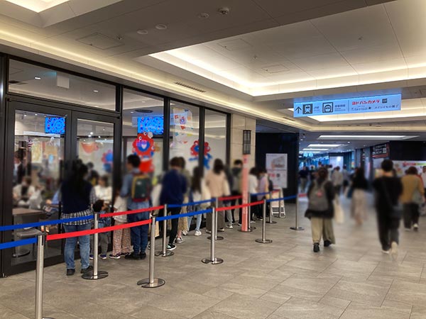 EXPO2025 OFFICIAL CAFE らぽっぽリンクス梅田店(ミャクミャクカフェ)の入店待ち行列